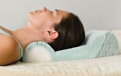 Persona que necesita una almohada cervical