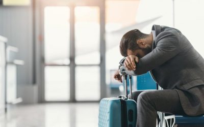 Persona con jet lag en el aeropuerto